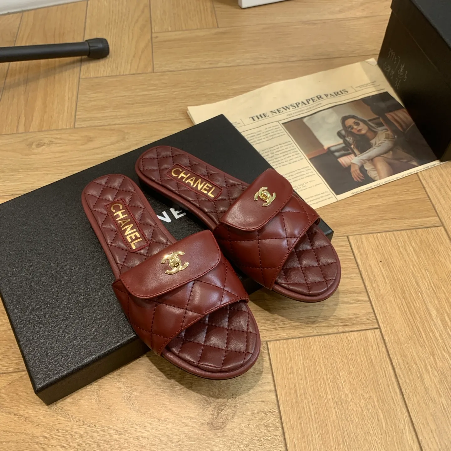 👟👟Ex-factory price 500👟👟 🍀Chanel Xiaoxiang 25ss new lazy slippers, versatile and slimming model, a slipper with great appearance, perfect with any combination! Lazy slippers are worth recommending. Calfskin upper, mixed sheepskin lining, Italian genuine leather outsole. Size: 35-41 (40 and 41 customized, non-refundable) 👉